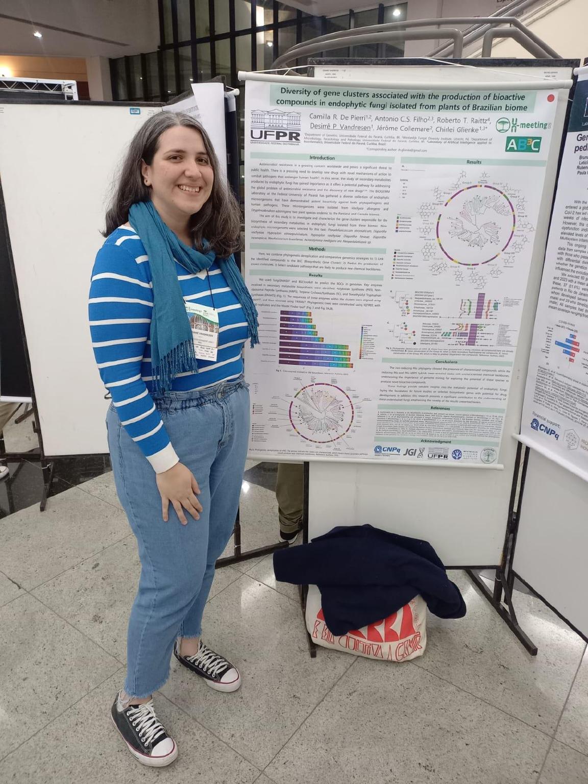 Desirr&ecirc; apresentando trabalho em congresso