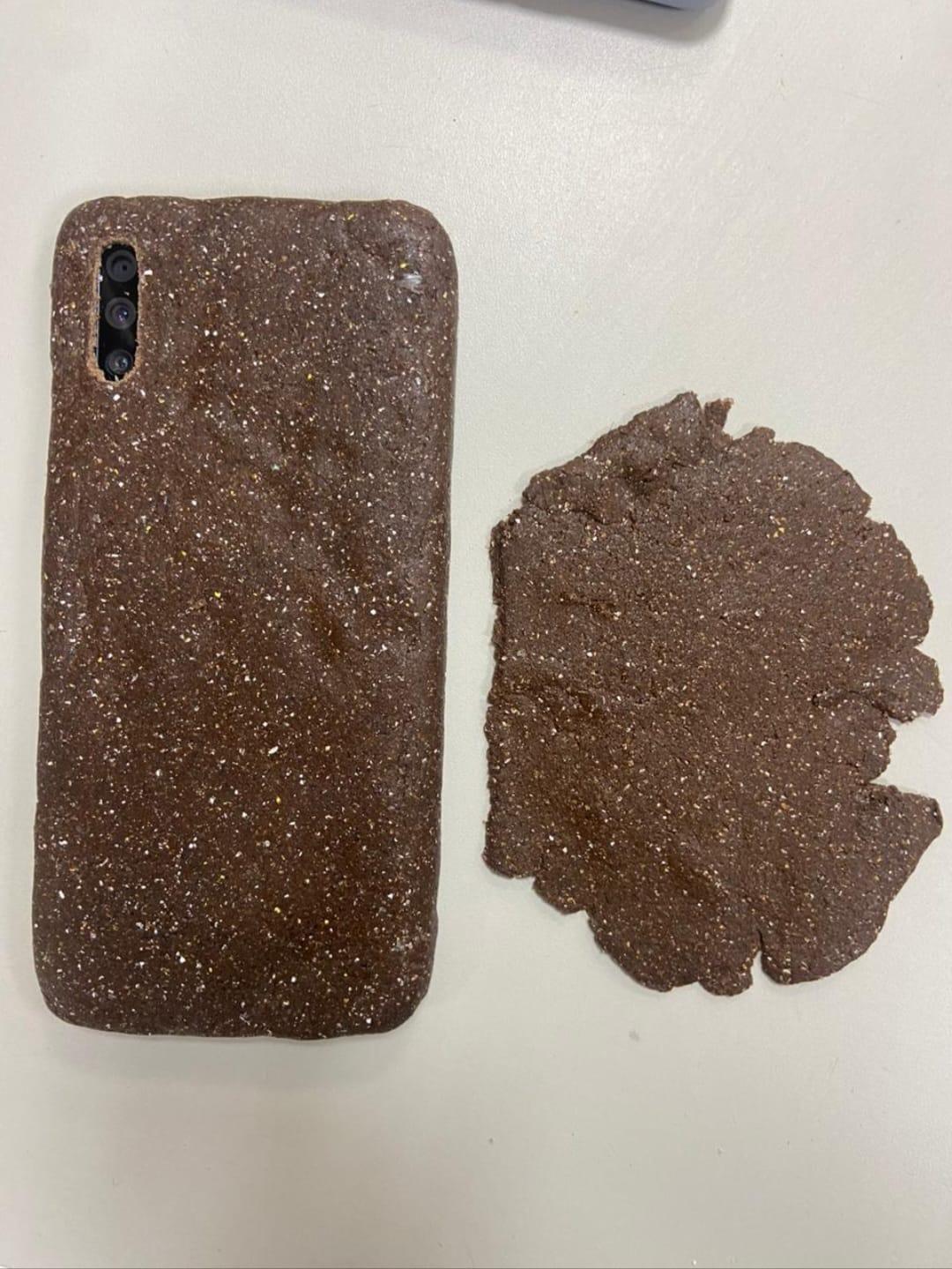 No lado direito da foto está um pedaço do EMAV e do lado esquerdo está aplicado a uma capa
                  para smartphone