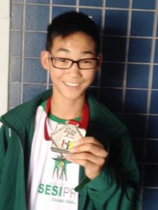 O aluno Kenji, medalista no campeonato paranaense de jud