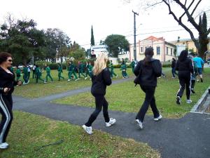 Moradores do bairro Hauer participam de atividades fsicas promovidas pelos alunos do Colgio Sesi