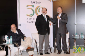 Apresenta��o tratou, entre outros assuntos, do desenvolvimento local e como os empres�rios podem e devem participar mais ativamente da pol�tica.