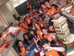 Alunos do projeto Atleta do Futuro renem livros para a doao.